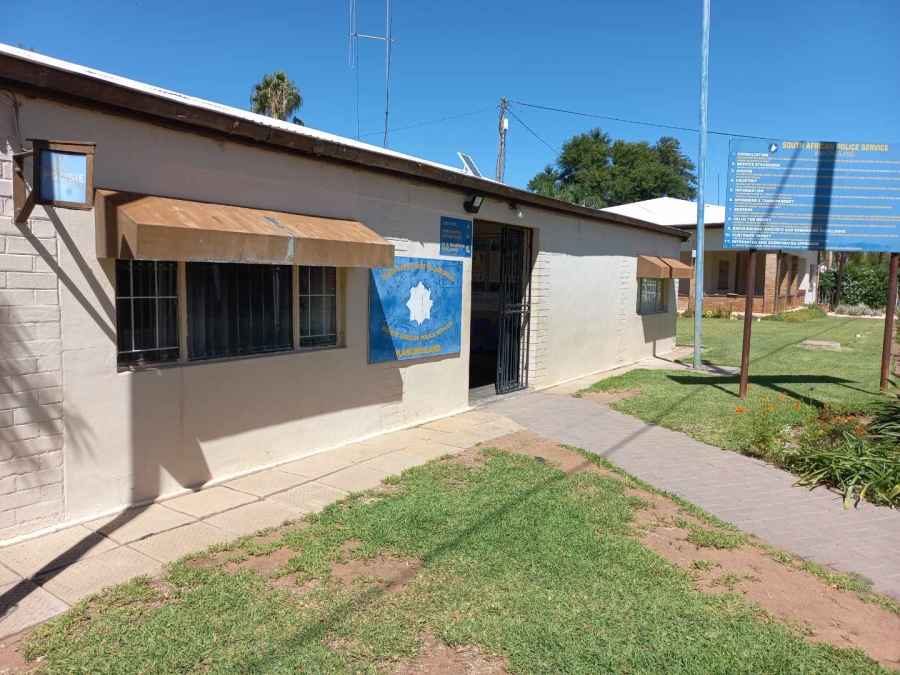 6 Bedroom Property for Sale in Kanoneiland Northern Cape